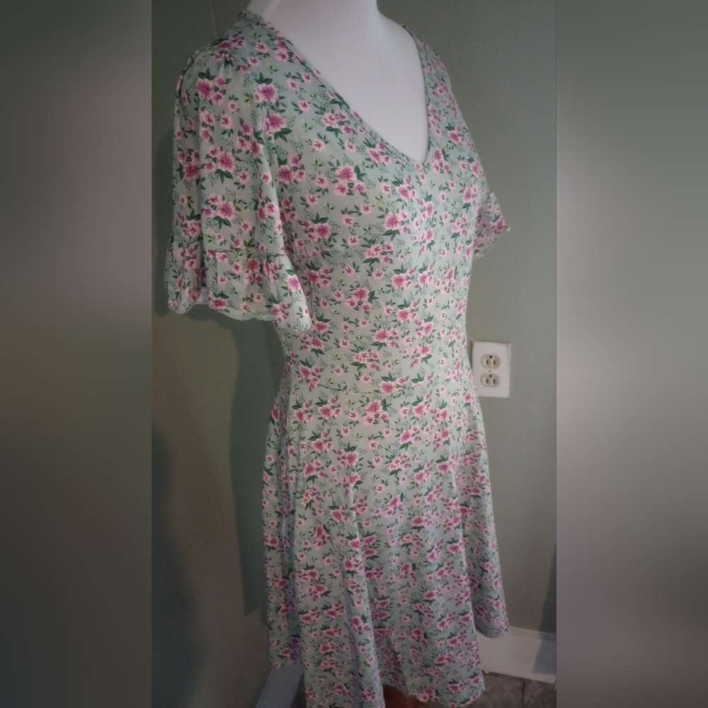 NWT Huhot Ruffle sleeve casual V neck Sage green floral dress size S Sma…
